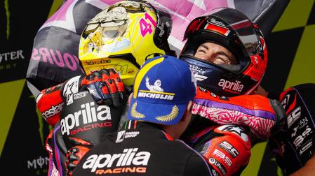 Espargaró, de espaldas, celebra su victoria