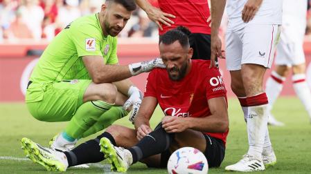 Las asistencias atienden al delantero del Mallorca Vedat Muriqi en presencia del meta Unai Simón