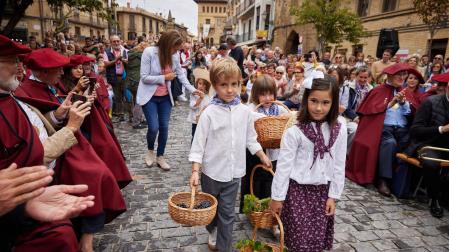 Los niños y niñas vendimiadores acuden al lagar con sus racimos de tempranillo.