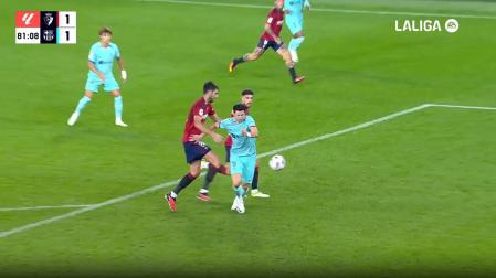 Momento en el que Lewandowski cae en el área de Osasuna en la acción del penalti