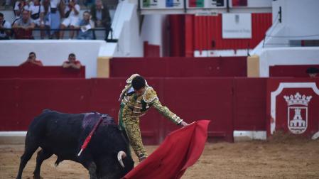 Valentín Hoyos torea al natural al novillo “Teniente-54” que fue premiado con la vuelta al ruedo y al que cortaría las dos orejas