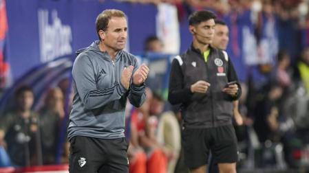 El entrenador de Osasuna, Jagoba Arrasate, en el partido contra el Barcelona en El Sadar