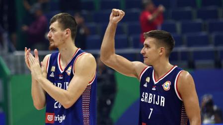 Borisa Simanic celebra con su compañero Bogdan Bogdanovic la victoria ante Puerto Rico