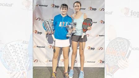 Martina Calvo y María Belloso posan con sus trofeos