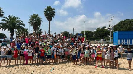 Un grupo de escolares, en la playa durante una de las actividades de las Colonias de Hondarribia