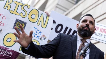 Nayib Hassan, abogado del líder de Proud Boys, Enrique Tarrio, habla con los periodistas