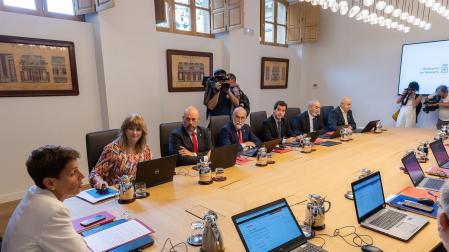 Fotos de la primera sesión de gobierno del Ejecutivo foral en el Palacio de Navarra.