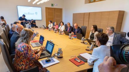 Fotos de la primera sesión de gobierno del Ejecutivo foral en el Palacio de Navarra.