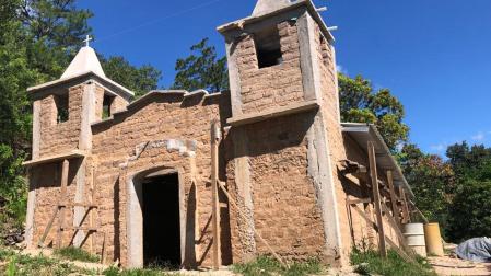 Exterior de la iglesia que se está arreglando la aldea hondureña