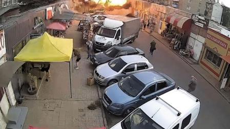 Momento en que el misil ruso impacta en el mercado de Konstantinovka, recogido por una cámara de vídeo en esa calle