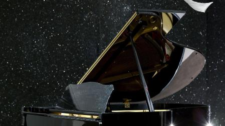 Piano de Freddie Mercury, un Yamaha Baby Grand Piano, que se ha subastado