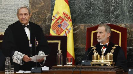El rey Felipe VI escucha el discurso del presidente interino del Tribunal Supremo Francisco Marín Castán, durante el acto de apertura del Año Judicial 2023-2024