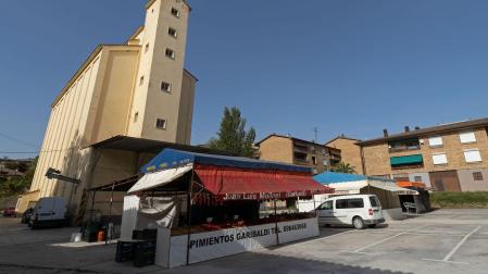 Los puestos de pimiento comienzan a instalarse junto al silo