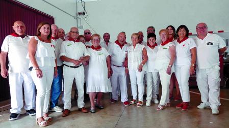 Los jubilados homenajeados durante la jornada de ayer posaron junto a las autoridades.