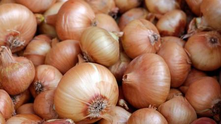 Existen multitud de trucos populares para evitar el picor de ojos mientras se corta la cebolla