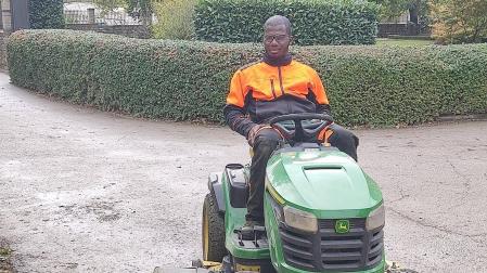 Thierno Madjou Diallo, en su trabajo como jardinero