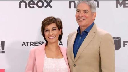 Adela González y Boris Izaguirre, en la presentación de su nuevo programa 'Más Vale Sabado', en el FesTVal de Vitoria