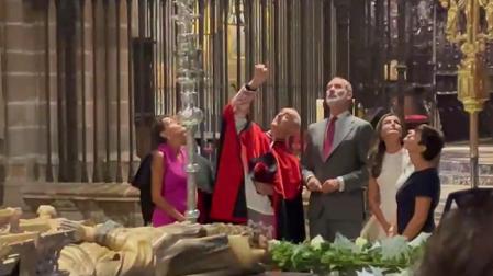 Uno de los miembros del cabildo catedralicio explica a don Felipe y doña Letizia las peculiaridades de la seo pamplonesa