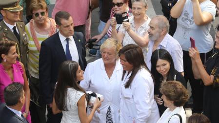 Las farmacéuticas Cecilia Miramón (derecha) y Piroska le entregan la caja con las cremas a la Reina