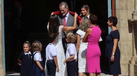 Doña Letizia le ata a don Felipe VI el pañuelo que le entregaron cuatro escolares de las Dominicas