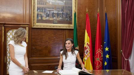 La reina Letizia firma el libro de honor del Ayuntamiento de Pamplona