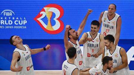 Los jugadores serbios celebran su triunfo contra Canadá