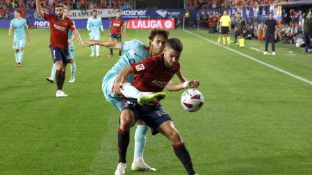 Iker Muñoz trata de mantener la posesión ante Joao Félix, en el Osasuna-Barcelona