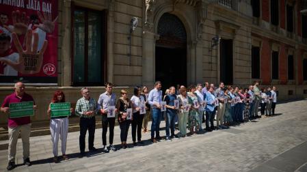 Los dos parlamentarios de Vox (a la izda.) llevan un cartel propio en  una de las concentraciones del Parlamento contra la violencia de género.