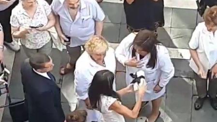 Vídeo del momento en el que una vecina de Pamplona le regala cremas a la reina Letizia