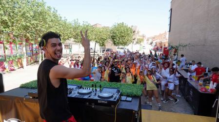 Los jóvenes posan para la foto en la fiesta del Dj Mikel Sevillano