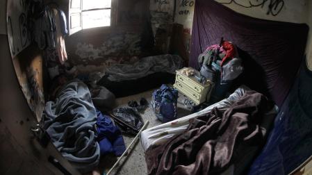 Interior de la nave de la estación de tren de Pamplona en la que dormían nueve ‘sin techo’, horas antes de su desalojo del pasado martes