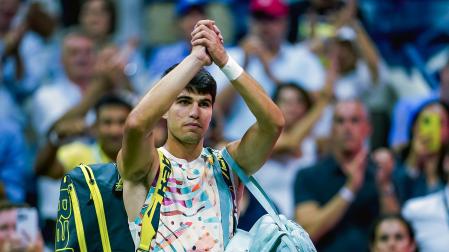 Carlos Alcaraz saluda al público tras su derrota frente al ruso Daniil Medvedev en el US Open