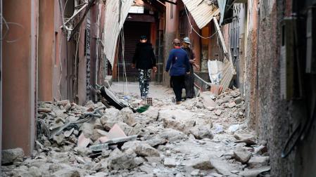 Destrozos en una calle de Marrakech a primera hora de este sábado