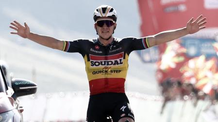 Remco Evenepoel cruza la línea en meta en Belagua
