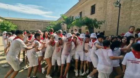 El tradicional "Bolo" tras el cohete ha dado comienzo este sábado en Fitero a las fiestas en honor a la Virgen de la Barda. Se inicia así un completo programa de actividades entre las que destacan las jotas, las actividades infantiles y la novena en honor a la patrona.