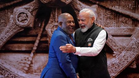 El primer ministro de la India, Narendra Modi, da la bienvenida al presidente de turno de la organización panafricana y jefe de Estado de Comoras, Azali Assoumani