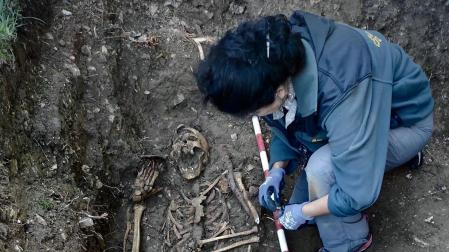 Una integrante del equipo de la Sociedad de Ciencias Aranzadi durante las labores de exhumación en Ripa