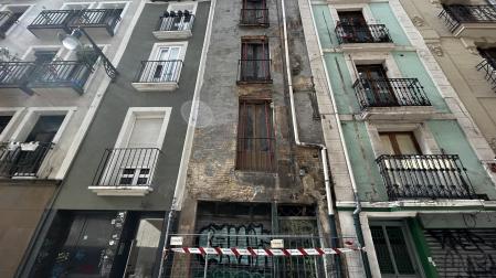 Aspecto del bloque afectado tras el derrumbe del tercer piso en el 42 de la calle San Gregorio
