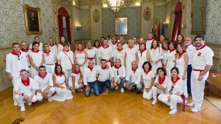 Asistentes a los actos del Día de la Merindad, en la recepción que se celebró en el salón de plenos del Ayuntamiento de Tudela.

P:  
L: TUDELA
T: DIA DE LA MERINDAD.  ALCALDE Y CONCEJALES DE TUDELA CON ALCALDES DE LOS PUEBLOS DE LA RIBERA. FIESTAS DE SANTA ANA