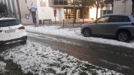 Las calles han amanecido blancas tras la tormenta de granizo