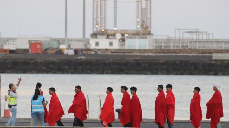 Llegada al puerto de Arrecife de un grupo de hombres y mujeres de origen magrebí y subsahariano rescatados a unos 24 kilómetros de Lanzarote