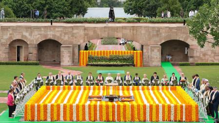 Los líderes del G20, durante la ofrenda floral a Gandhi