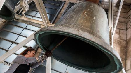 Una campanera toca una campana de la catedral de Burgos