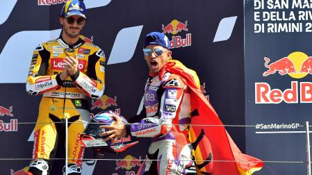 El piloto español Jorge Martín celebra en el podio su victoria en el Gran Premio de San Marino mientras Francesco Bagnaia le aplaude