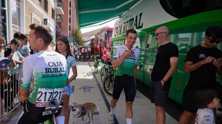 LA PREVIA. Los corredores,en el bus antes de que se diera la salida