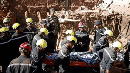 Los equipos de rescate se dedicaron ayer a la búsqueda de supervivientes entre los escombros, como en la imagen tomada en Ouirgane, al sur de Marruecos