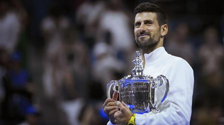 Novak Djokovic, con su trofeo como ganador del open USA