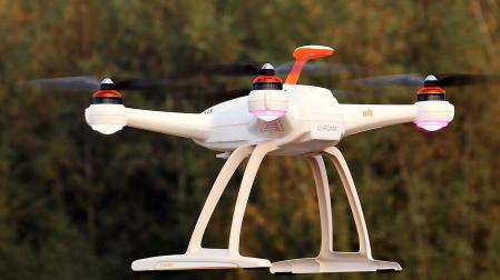 Imagen de recurso de un dron en pleno vuelo