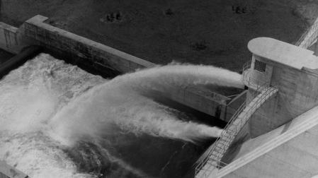 El agua sale por los aliviaderos del embalse de Eugi el día de su inauguración