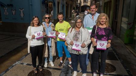 Presentación, este lunes, de la campaña en el comercio de Estella, con el logo, la imagen que la identificará